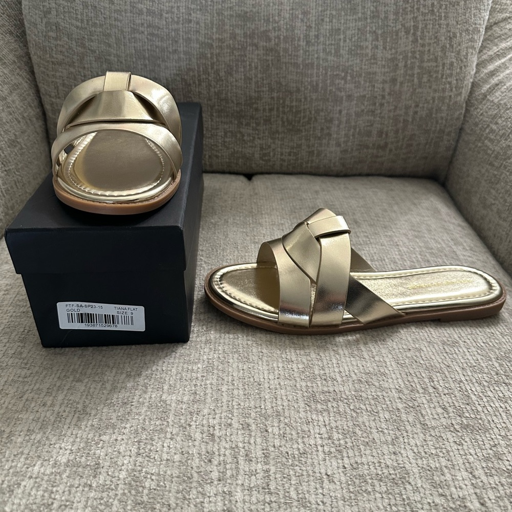 Women’s 9 Brand new In Box Fashion to Figure,Tiana gold flat sandal. Wider fit.